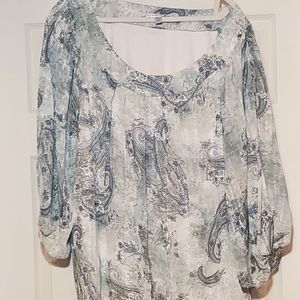 Nice blouse for the office or a party. (159)